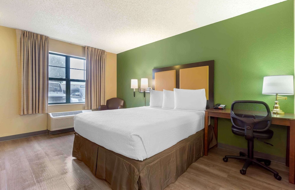 غرفة عصرية بسرير كوين بمطبخ للمدخنين لذوي الإعاقة، Studio 6 Suites Seattle Kent WA 6/8