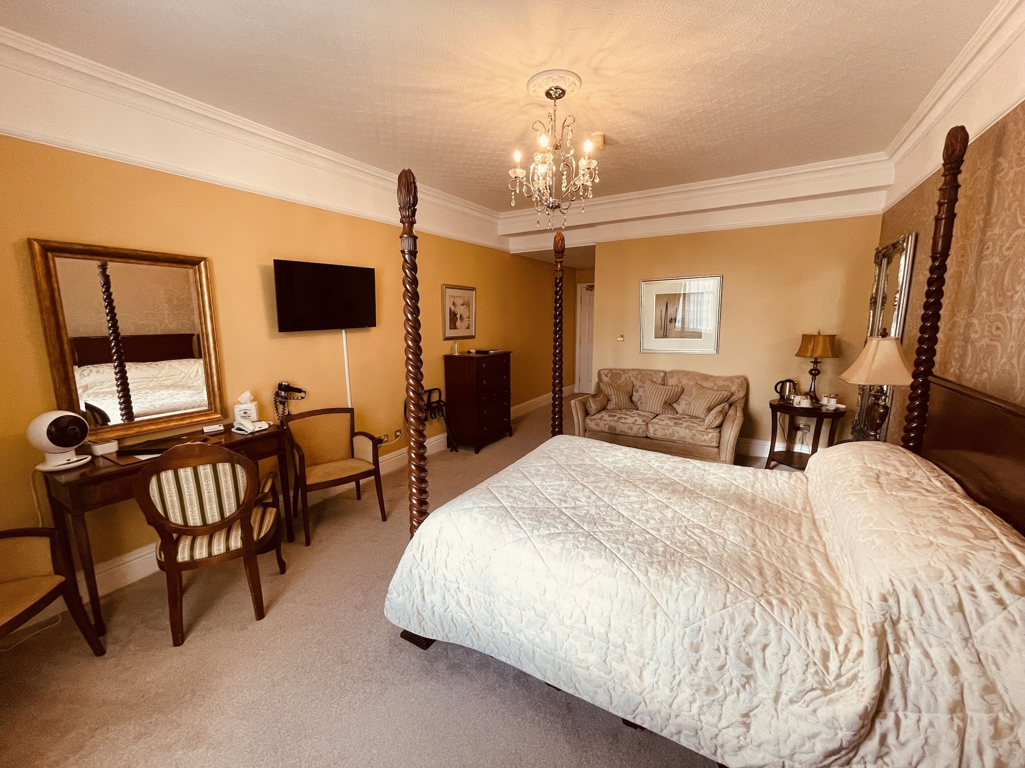 ROOM, DOUBLE BED