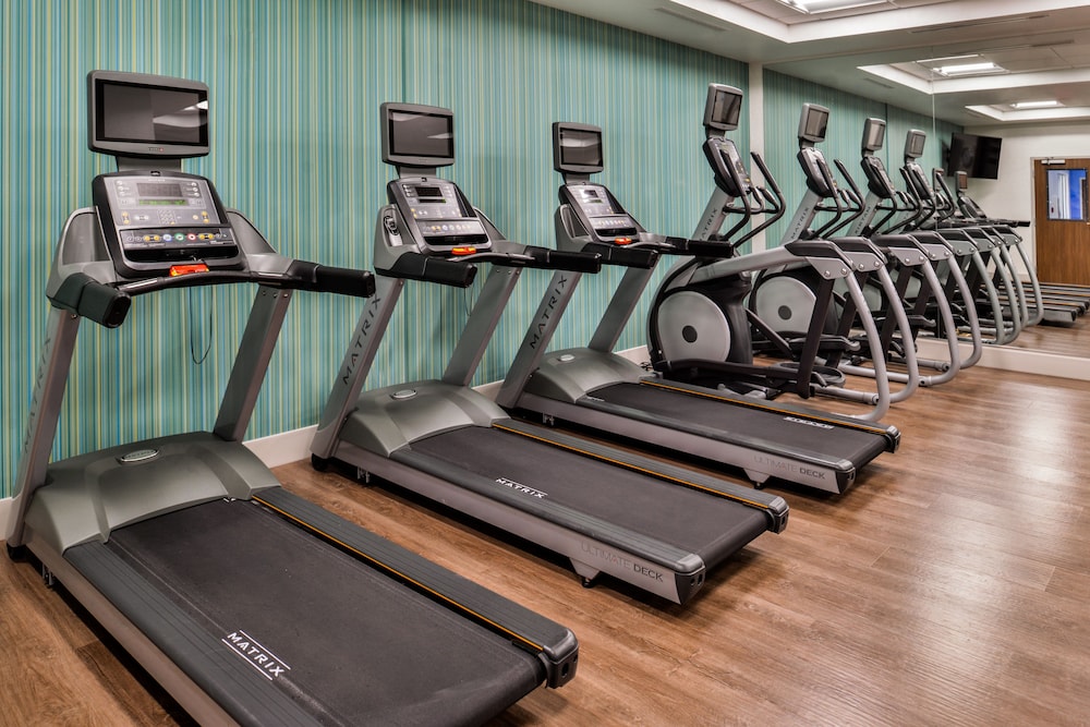 Holiday Inn Express Suites Siloam Springs 33/57