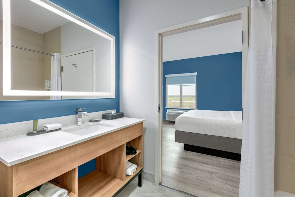 La Quinta Inn and Suites by Wyndham Ft. Worth - Burleson 53/53