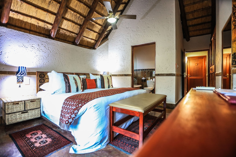 Suite, King Bed 2/7