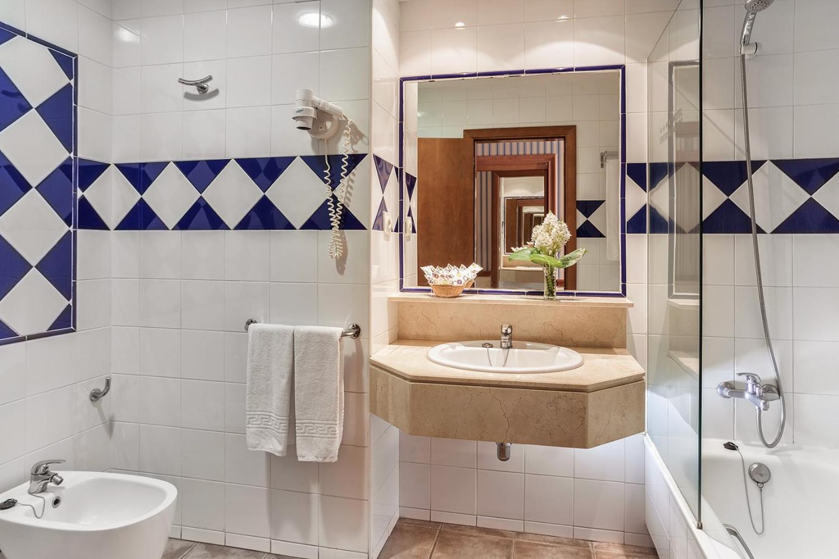 Room, Twin Beds, Lateral Side Sea View, Be Live Experience Orotava 3/4