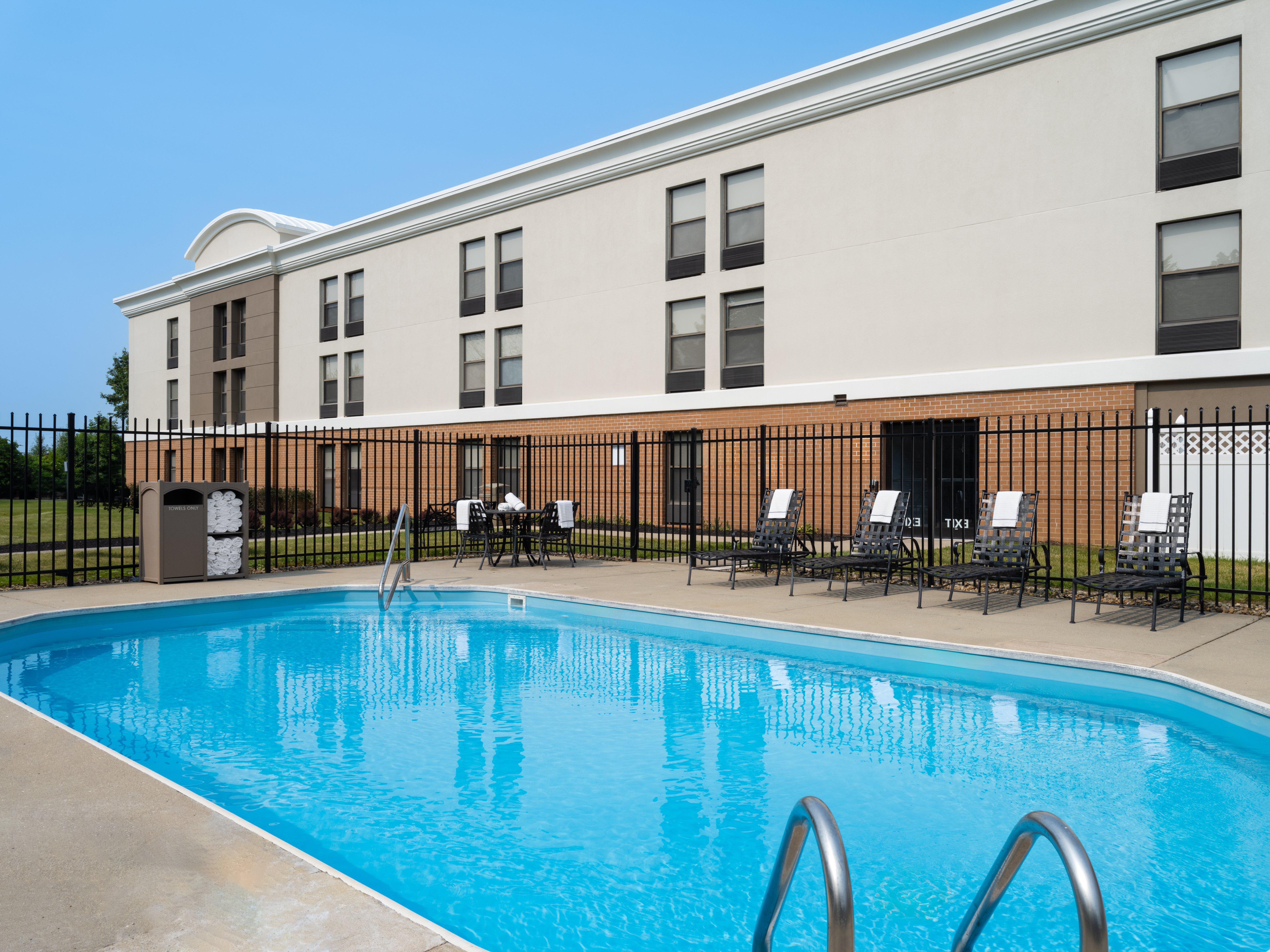 Holiday Inn Express Indianapolis Airport 7/80