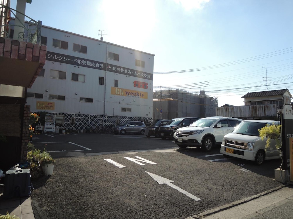 Bk Hotel & Weekly 27/34