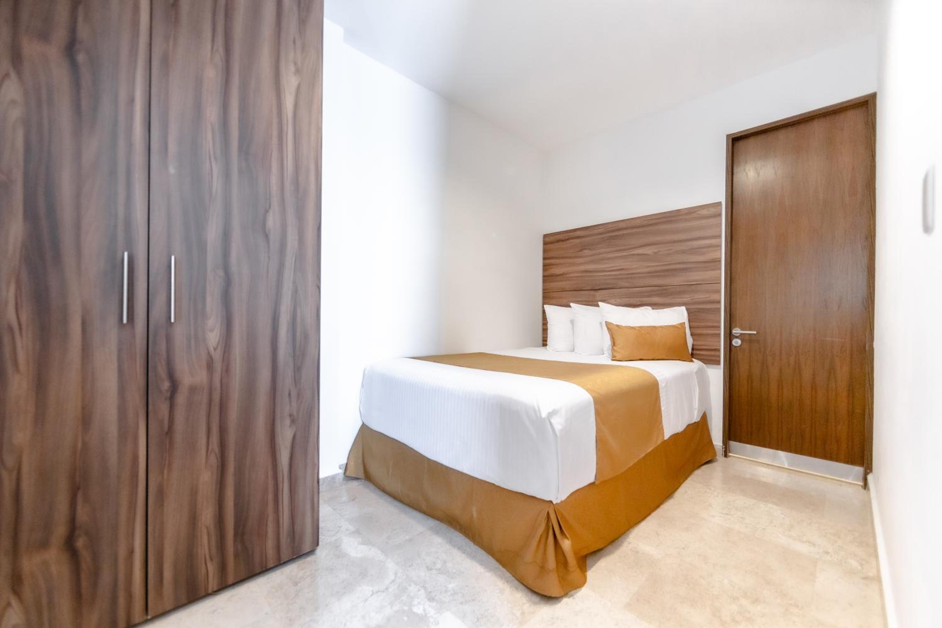 SUITE, KING AND DOUBLE BED