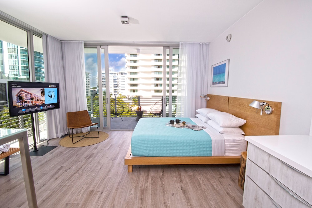 Penthouse, Studio, Queen Bed, Balcony, Corner