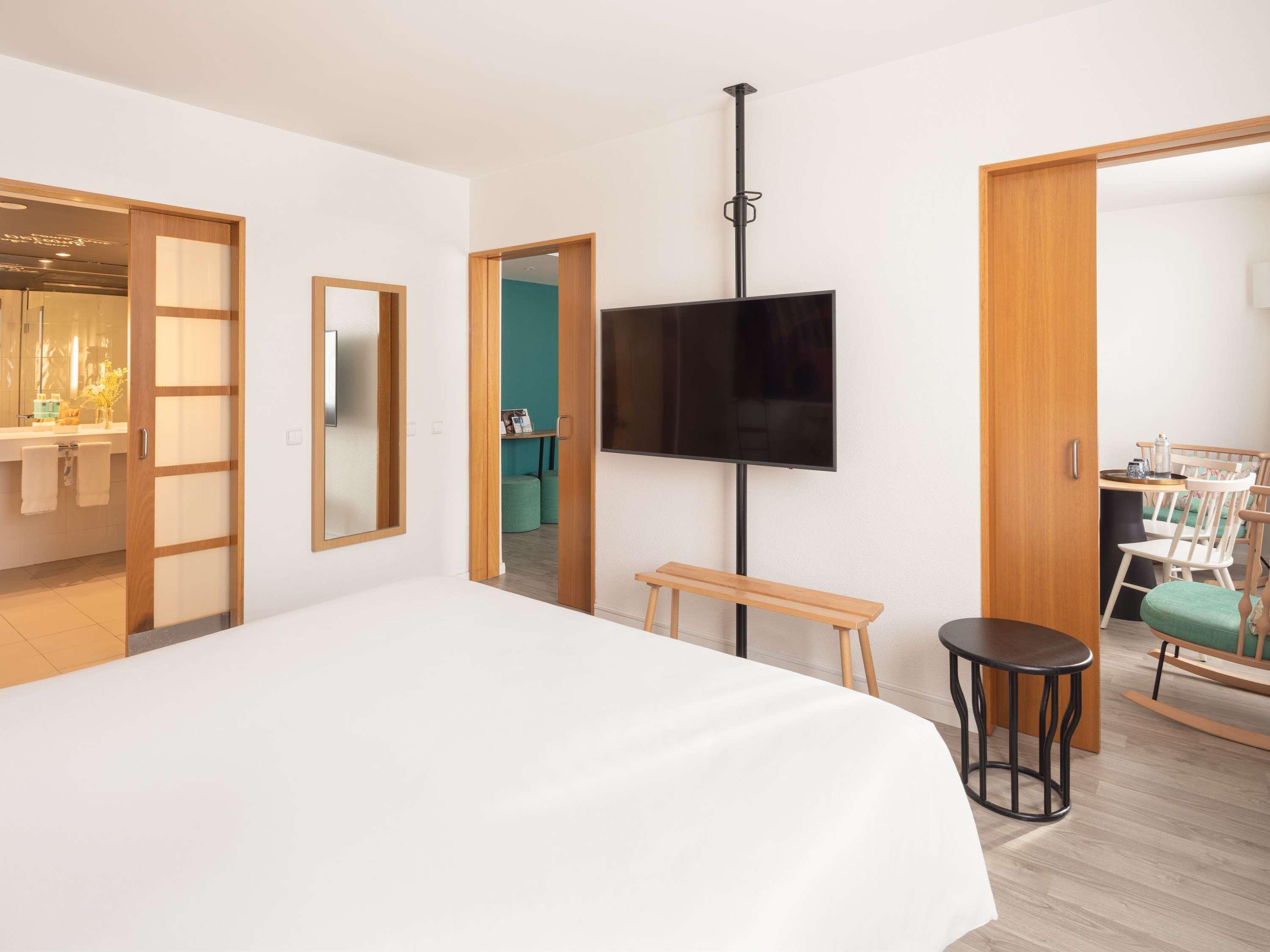 جناح بسرير كينج مع أريكة، Novotel Barcelona Cornella Hotel 4/4