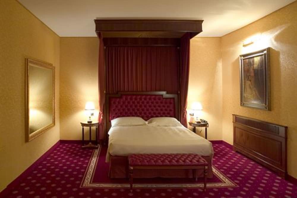Maxim Hotel 10/40