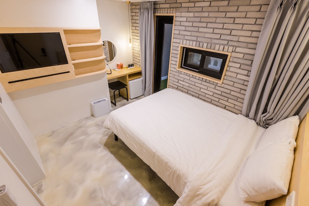 Deluxe, Queen Bed, Baroato 2Nd 6/10