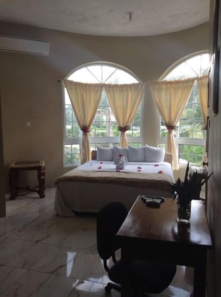 Waters Edge Guest House 19/38