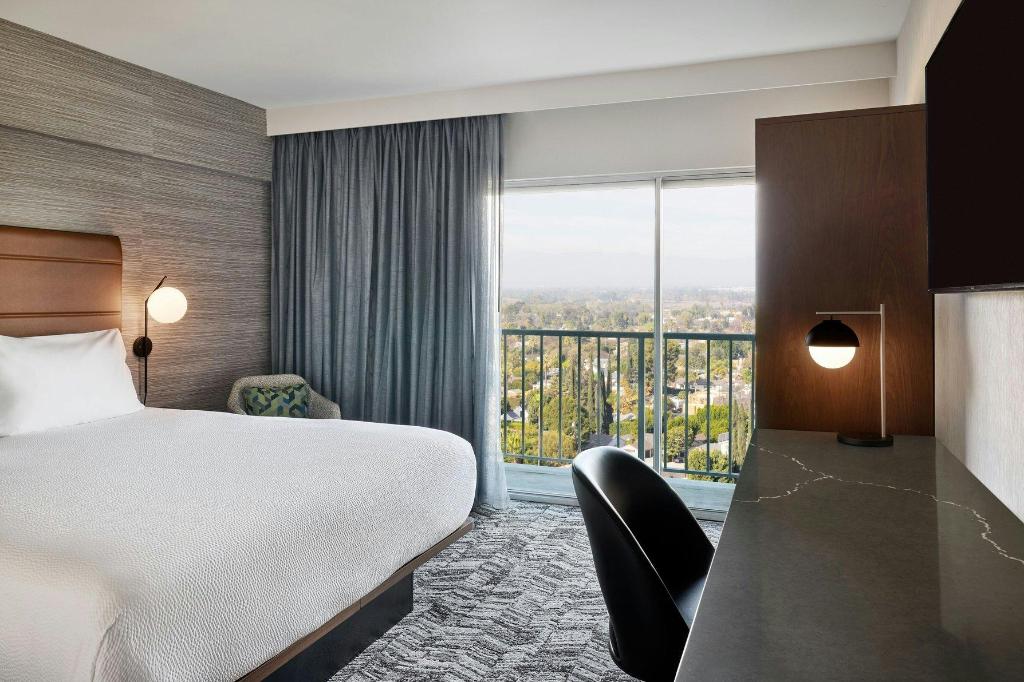 Guest Room, King Bed, Small, Next to Elevator