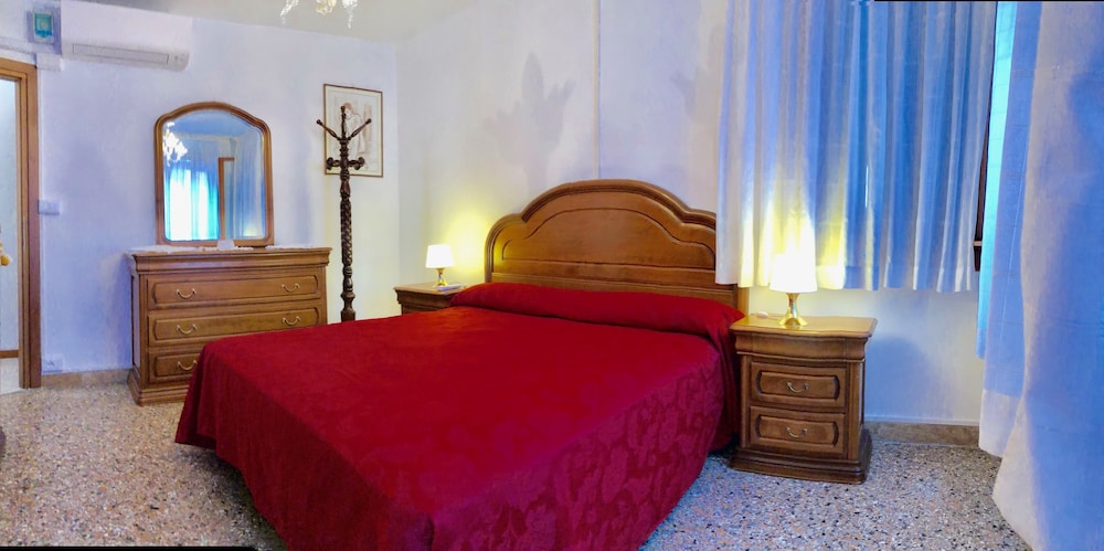 BASIC, DOUBLE BED, SHARED BATHROOM