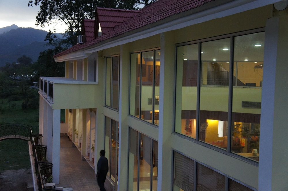Riverside Resort 4/49