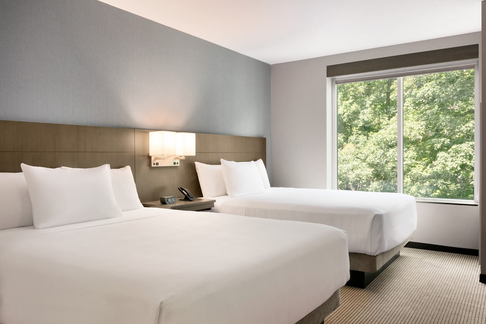 غرفة بسريرين كوين مع أريكة لذوي الإعاقة