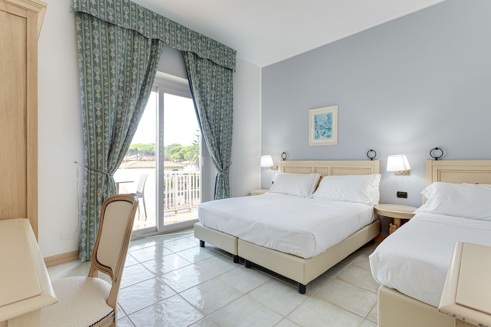 2 Bedrooms, Family, 1 Double and 3 Single Beds, Cavalluccio Marino 4/9