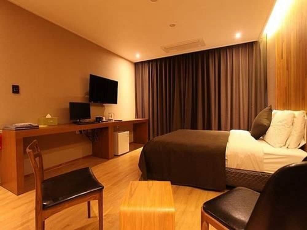 DELUXE, DOUBLE BED