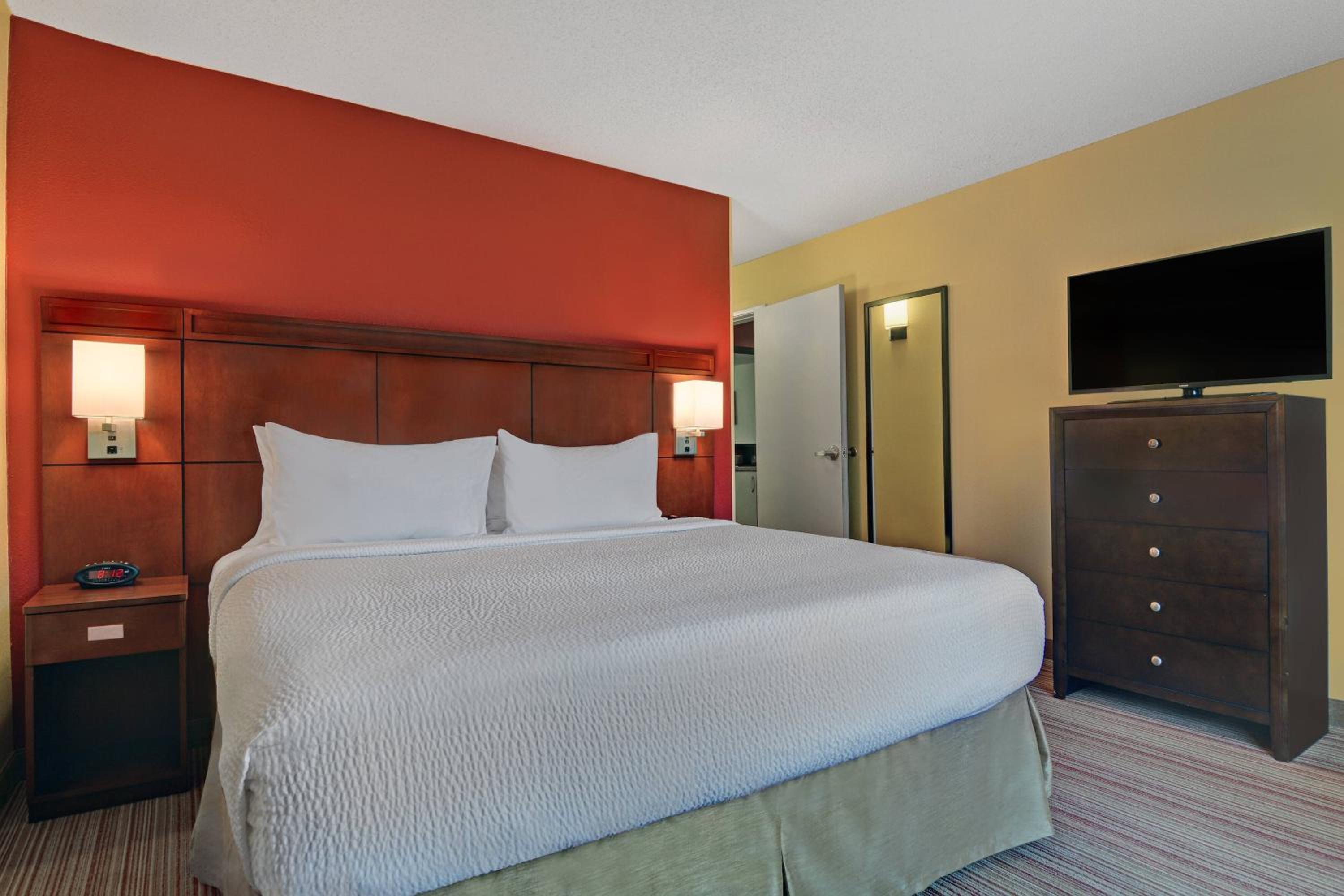 1 Bedroom, 2 Rooms, Suite, King Bed, Sofa