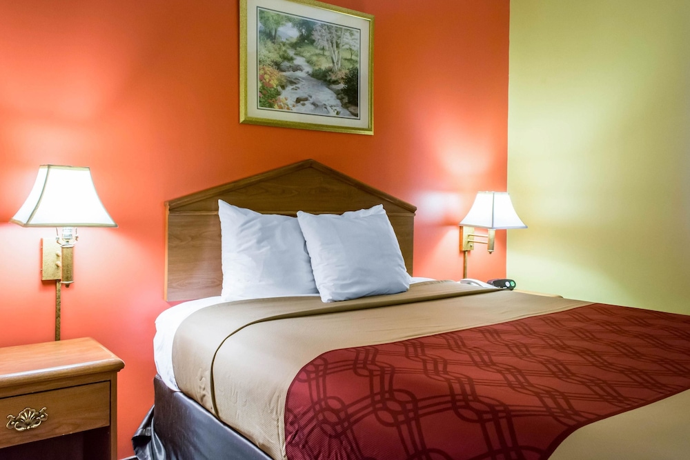 Econo Lodge Louisville Airport 13/40