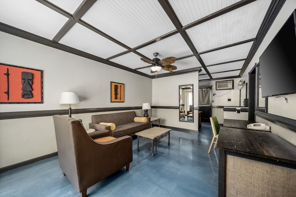 Caliente Tropics Hotel 32/34