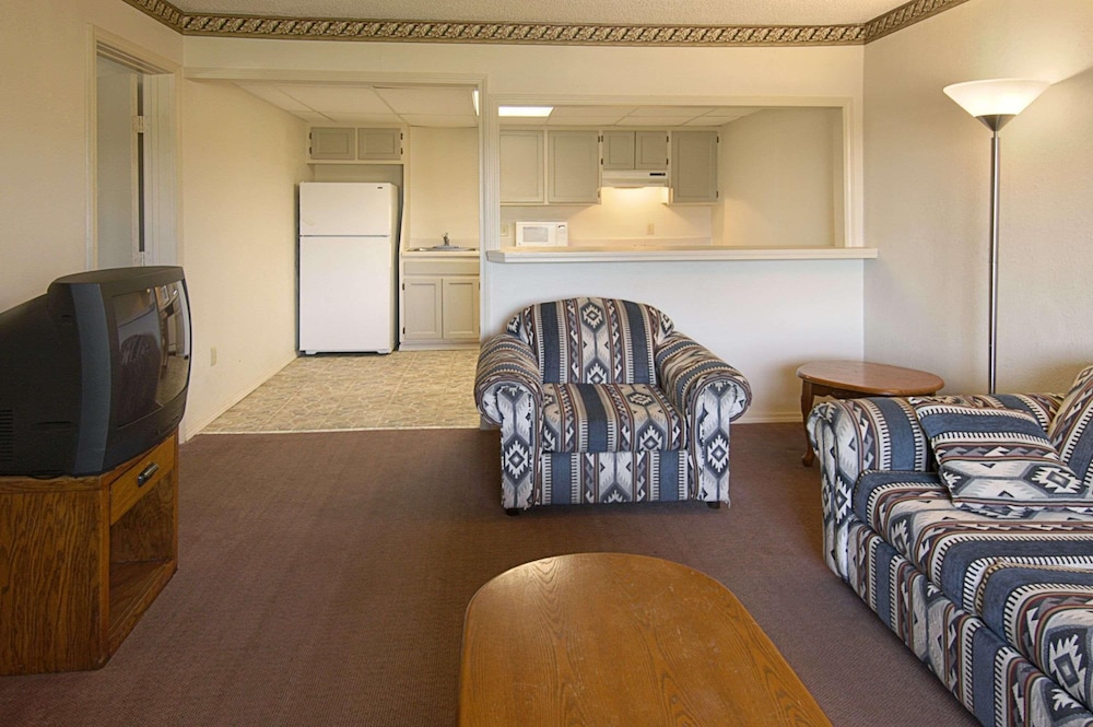 TRAVELODGE TULSA 14/17