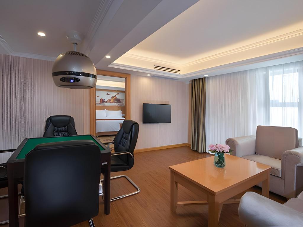 Vienna Hotel (Shenzhen Gushu Metro Station) 46/56