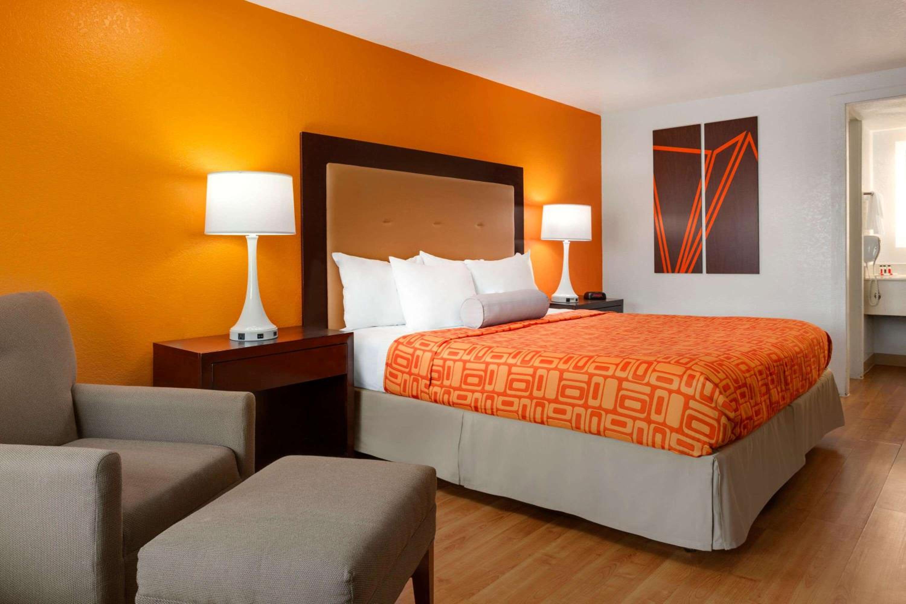 ROOM, KING BED