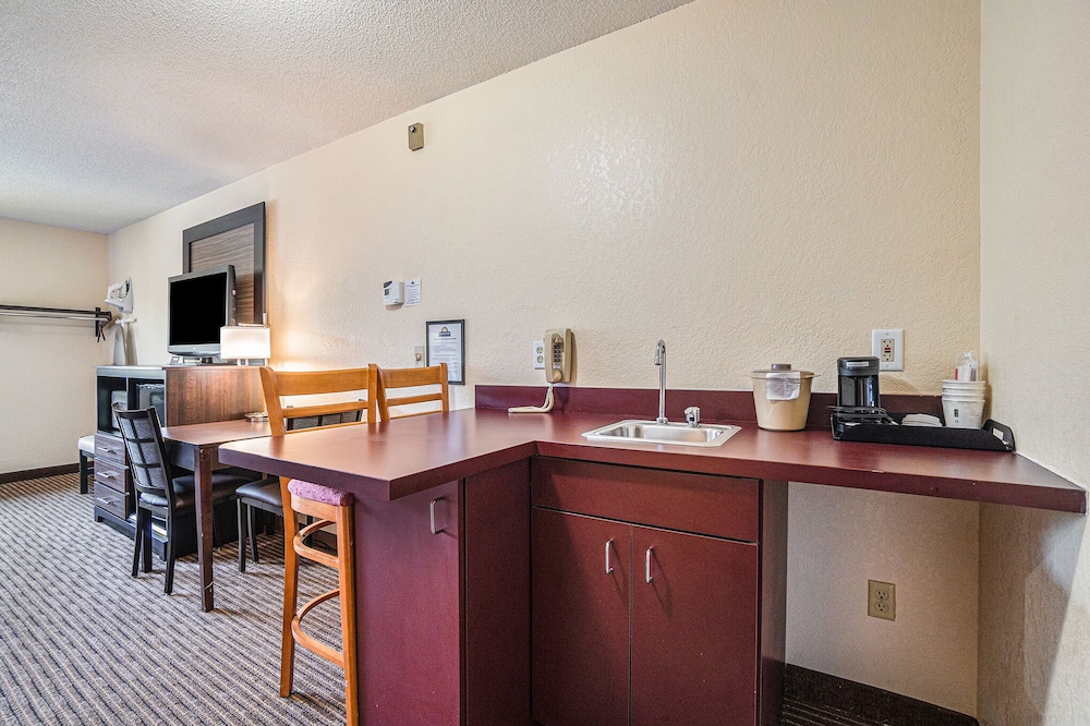 Days Inn Suites By Wyndham Traverse City 43/50