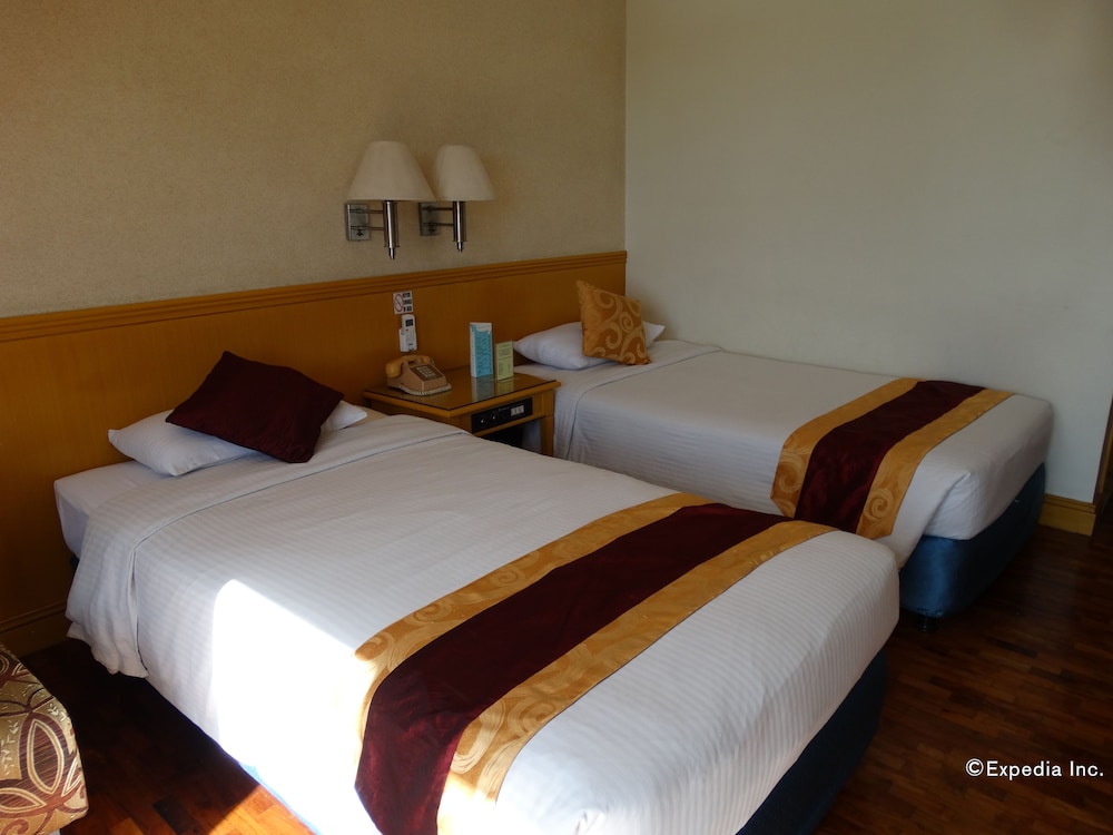 Aloha Hotel 18/48
