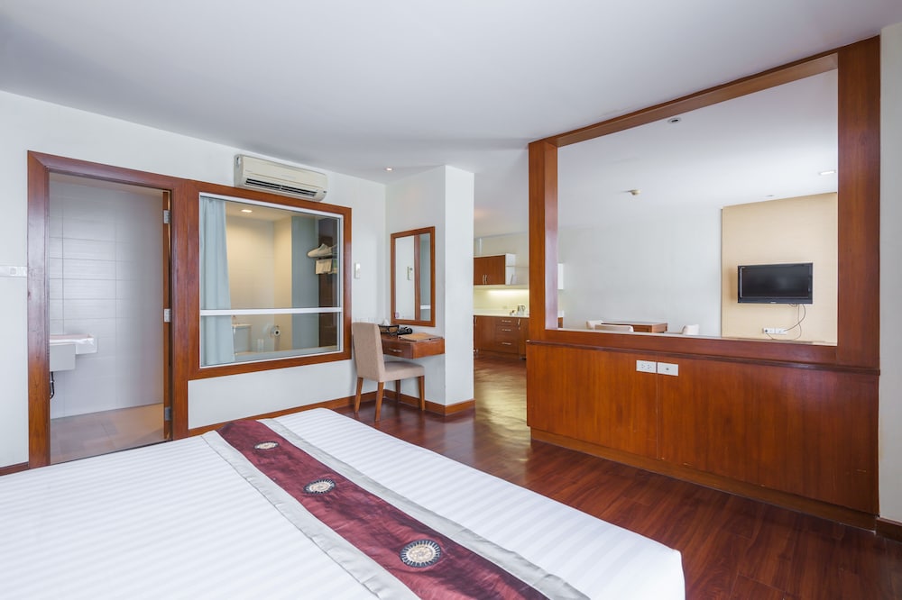 Lantana Resort Hotel 24/61