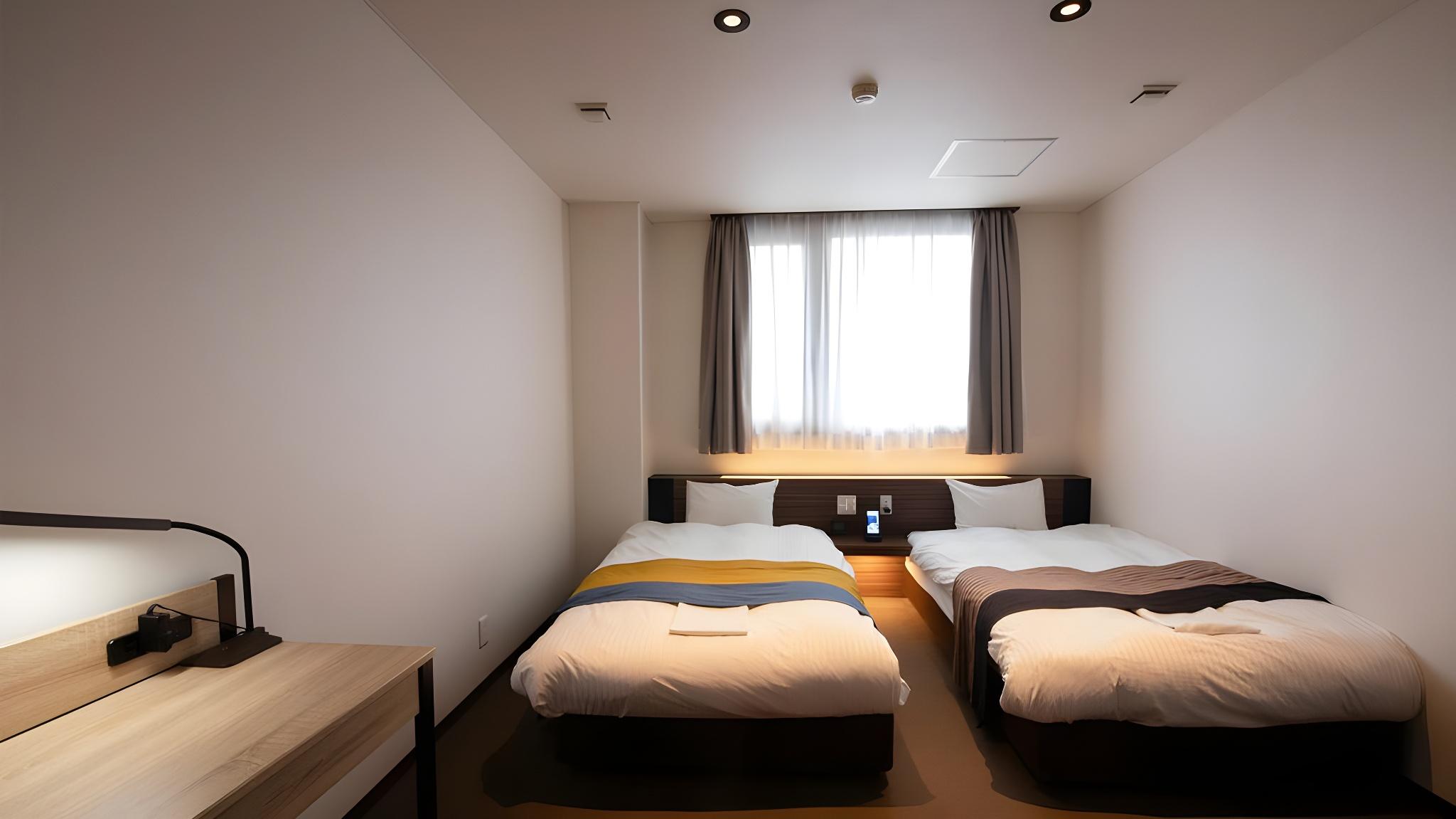 Room, Twin Beds, Smoking