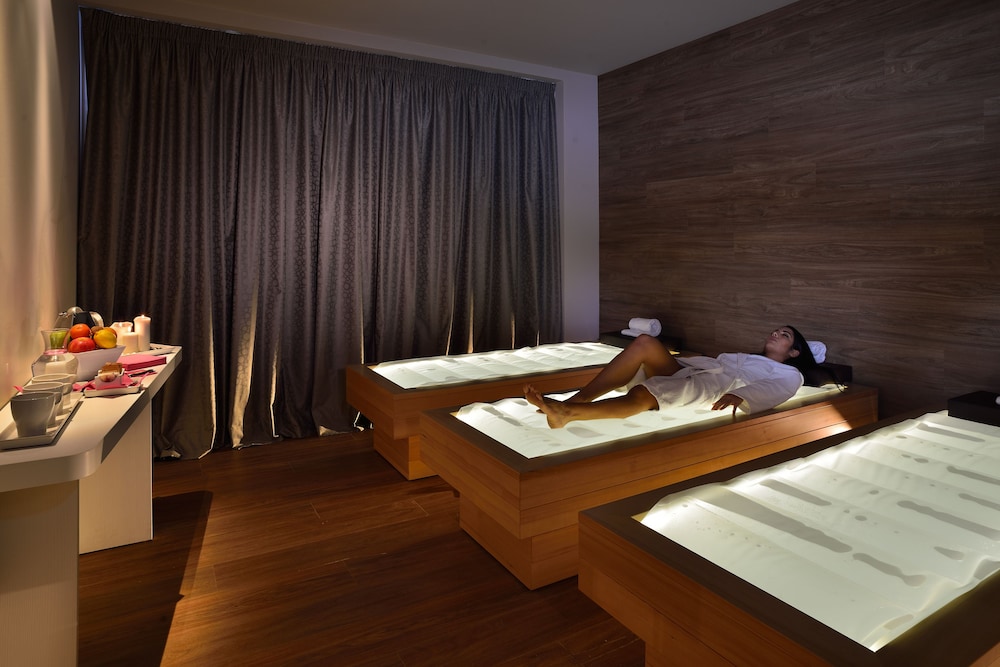 Embassy Hotel & Spa 22/43