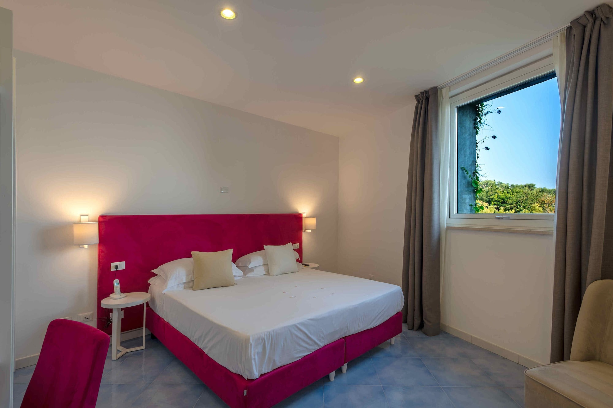 CLASSIC, QUEEN BED, SEA VIEW