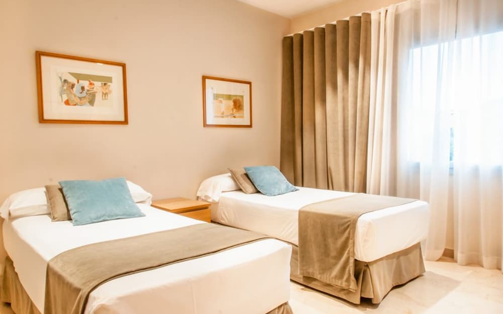2 BEDROOMS, QUADRUPLE, TWIN BEDS, 2 DOUBLE BEDS