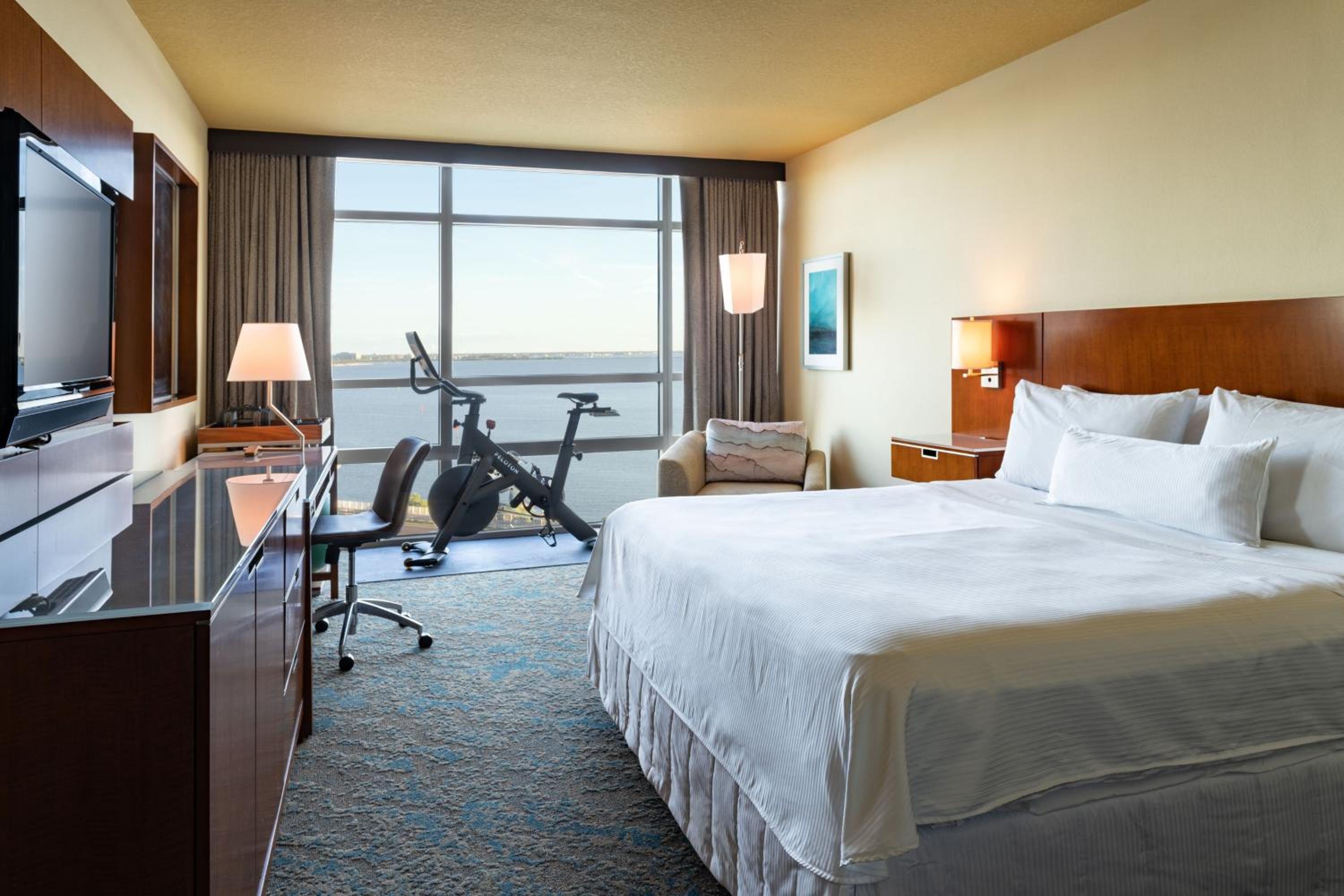 Westin, Guest Room, King Bed, Bay View