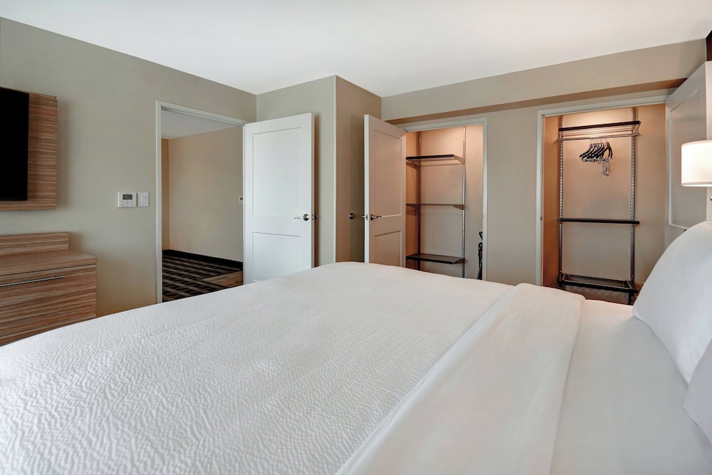 1 BEDROOM, SUITE