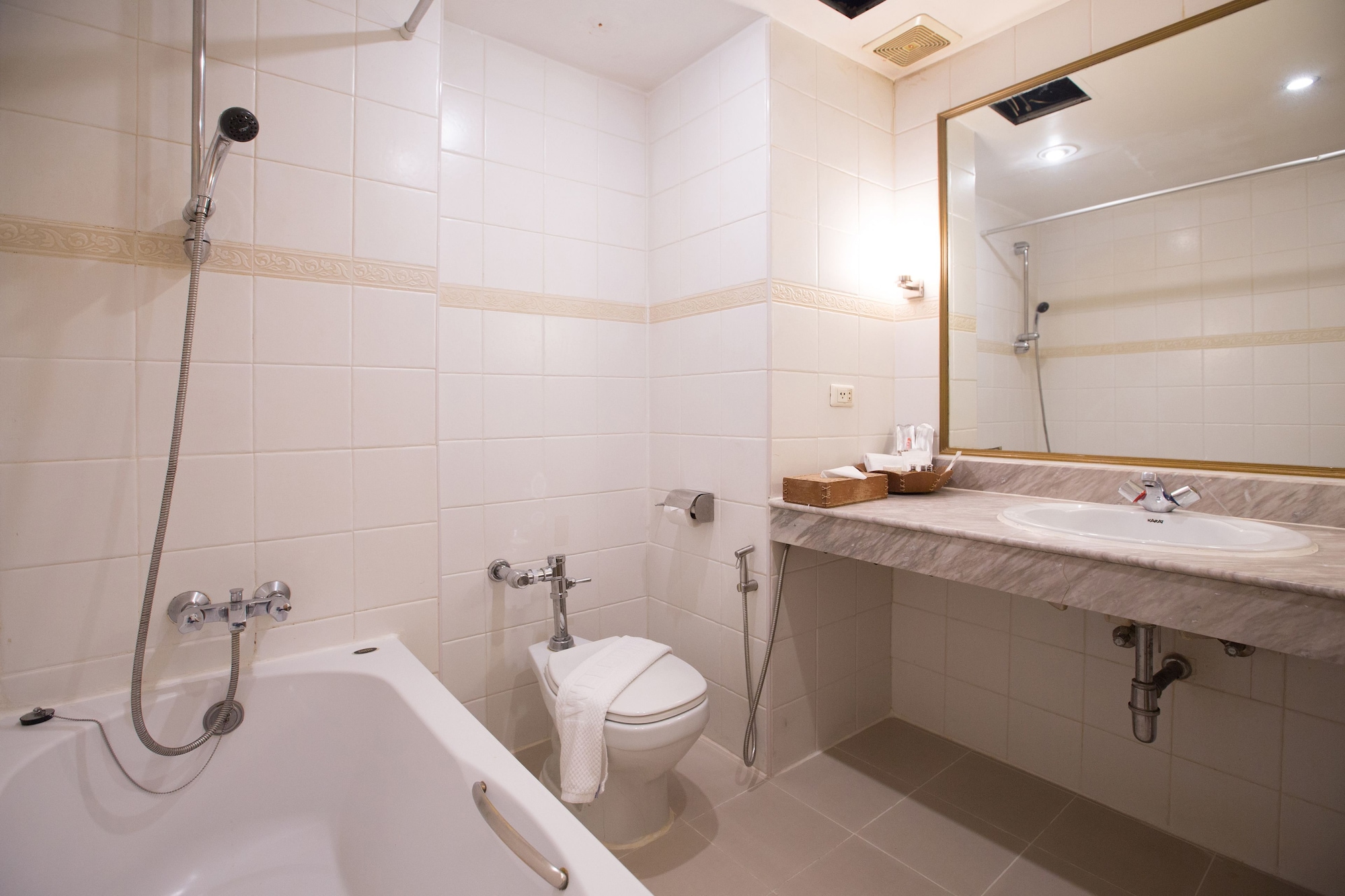غرفة ديلوكس بسرير كوين، The Tarntawan Hotel Surawong Bangkok 9/10
