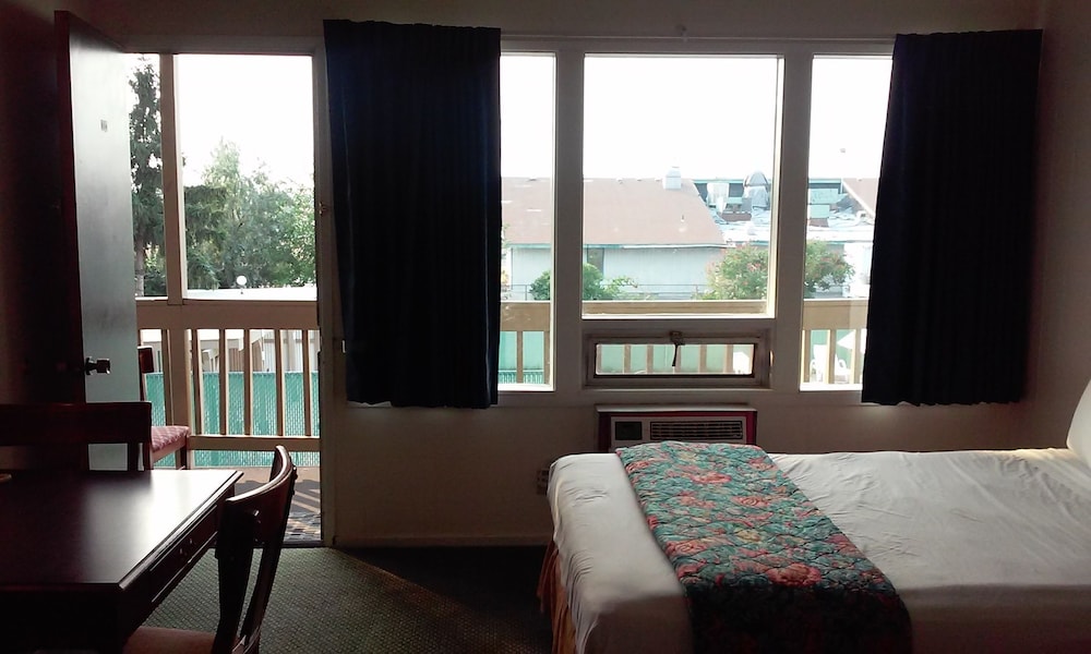Motel Oasis Inn 36/56