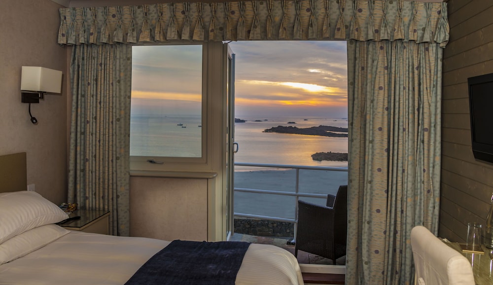 Cobo Bay Hotel 44/45