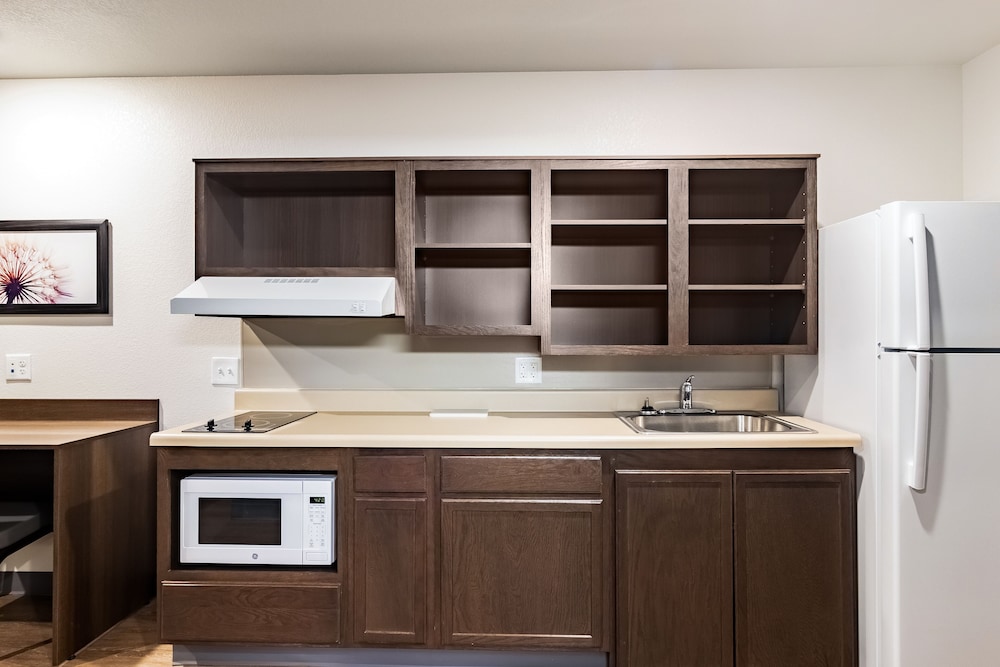 WoodSpring Suites Toledo Maumee 13/17