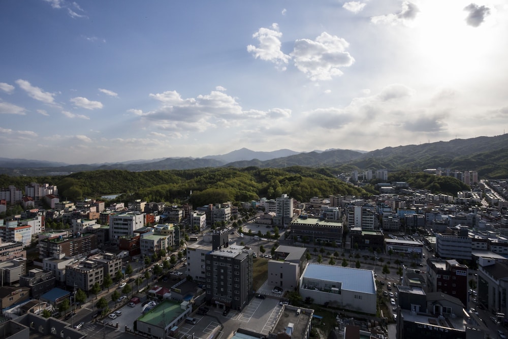 Hyunjin Tourist Hotel 69/72