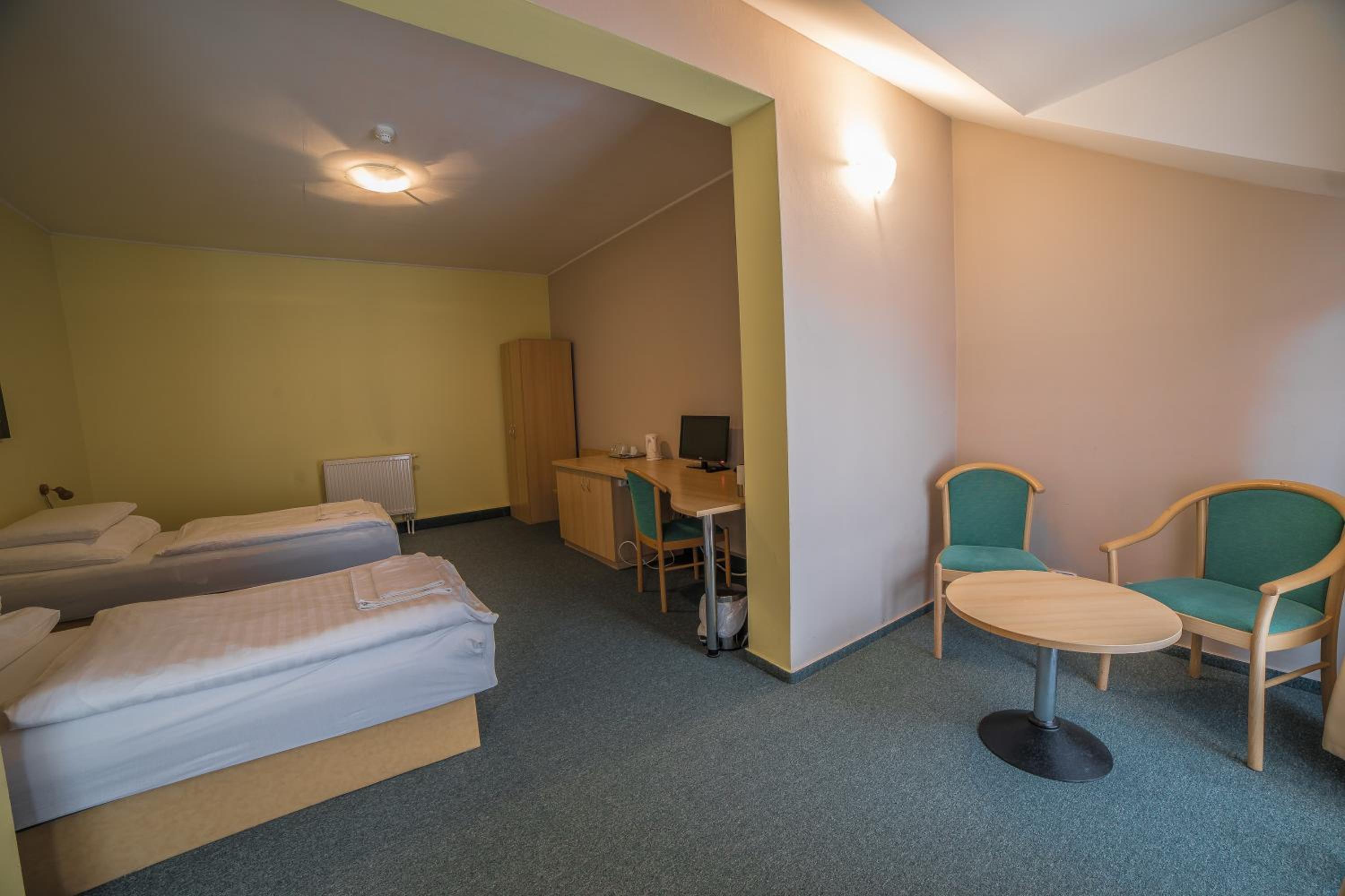 غرفة عائلية، Teledom Hotel and Conference Center 2/5