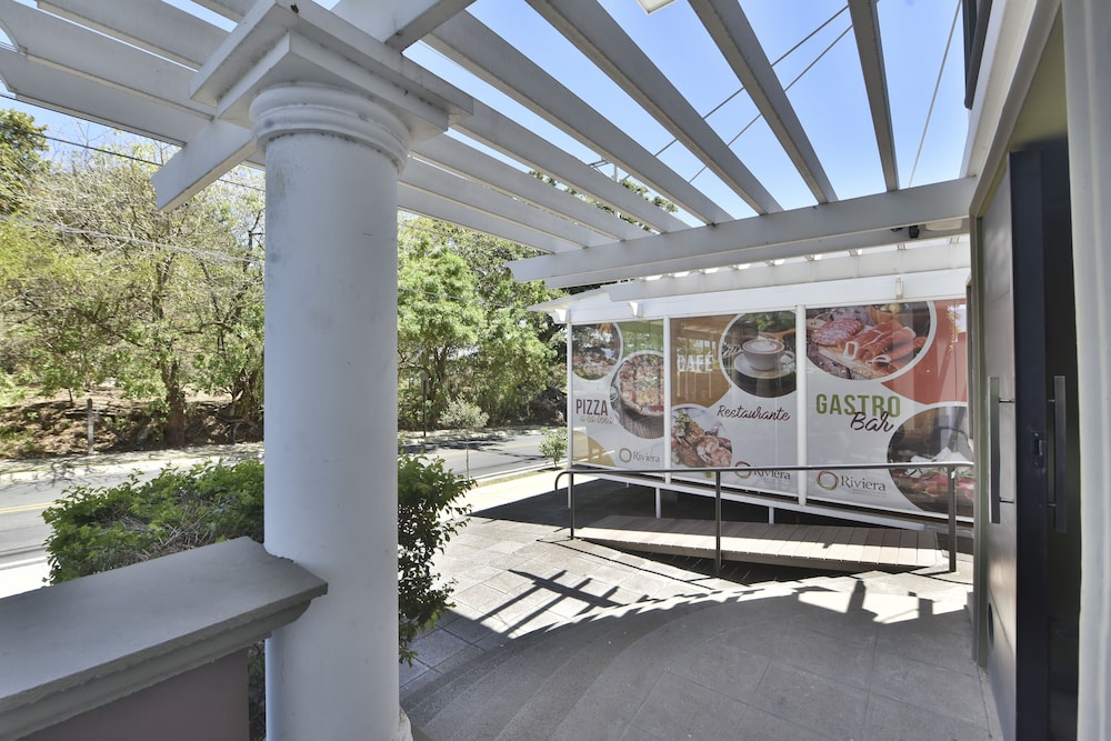 La Riviera Hotel Bed And Breakfast 26/50