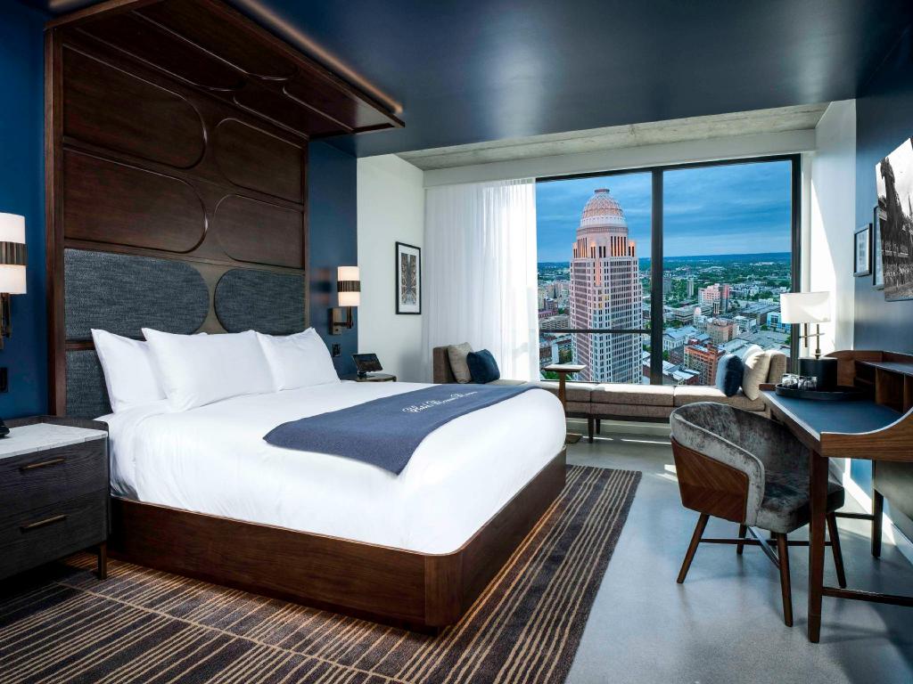 Room, King Bed, Courtyard View, Accessible