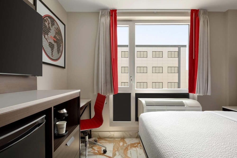 Ramada by Wyndham Brooklyn Empire Blvd 18/50