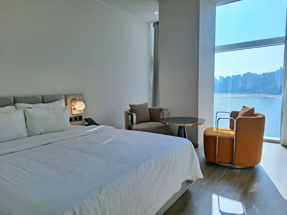 Ocean, Deluxe, Double Bed, The Point Hotel 5/9