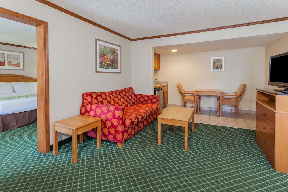 Days Inn & Suites by Wyndham Warren 25/38