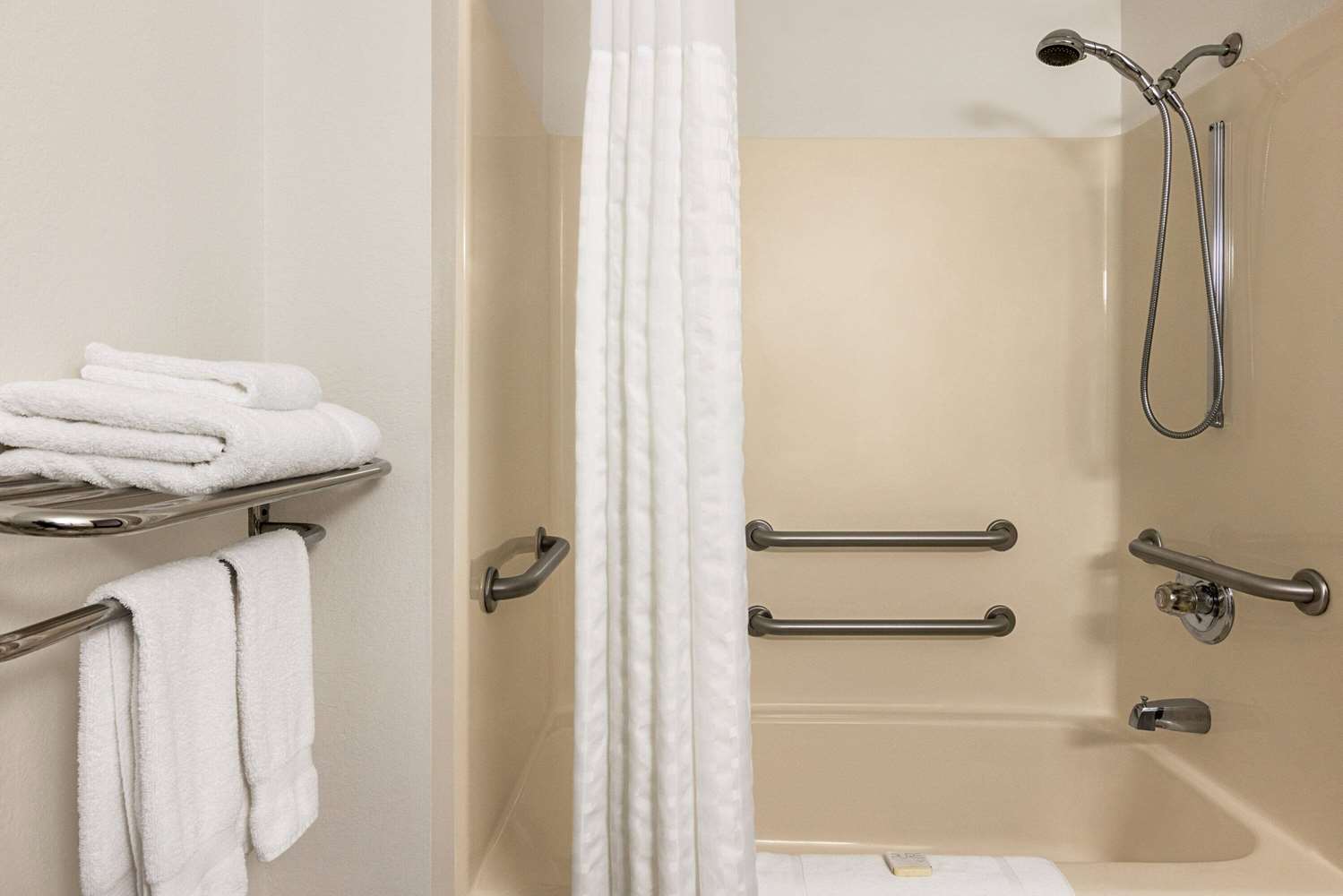 Baymont By Wyndham Cedar Rapids 43/45