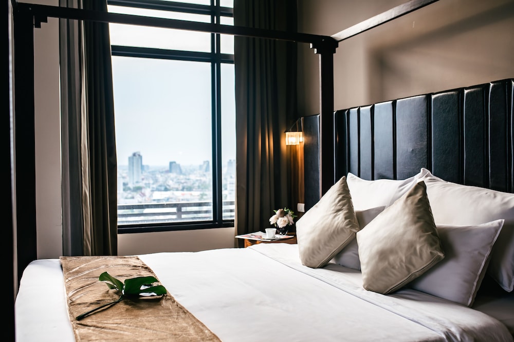 SUITE, CORNER