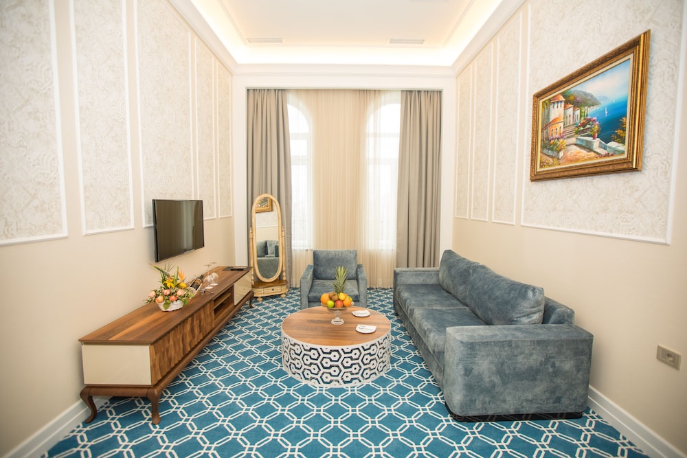 Promenade Hotel 32/50