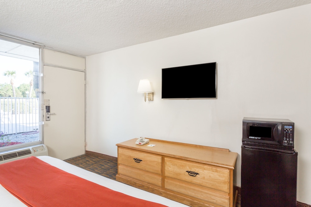 Days Inn by Wyndham Adel I-75 17/38